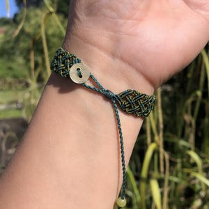 Zusätzliches Makramee-Armband mit durchbrochenem Schachbrettmuster – dünne, glänzende Wachskordel – Muschelverschluss – verstellbar, unisex, wasserdicht Bild 6