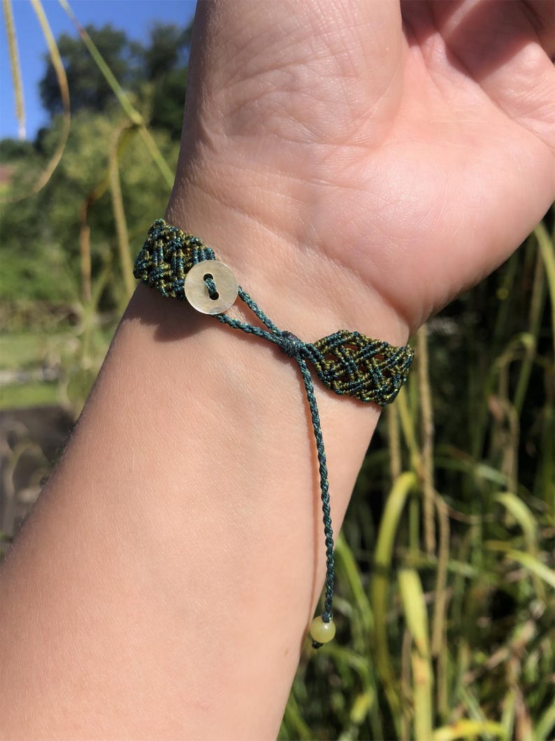 Zusätzliches Makramee-Armband mit durchbrochenem Schachbrettmuster – dünne, glänzende Wachskordel – Muschelverschluss – verstellbar, unisex, wasserdicht Bild 6