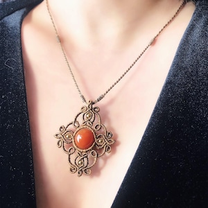 Collana con pendente a forma di pergamena arabesca in macramè | Agata rossa o verde | Perline in acciaio placcato oro o argento sterling | Fatta a mano e personalizzabile