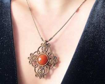 Collana con pendente a forma di pergamena arabesca in macramè | Agata rossa o verde | Perline in acciaio placcato oro o argento sterling | Fatta a mano e personalizzabile