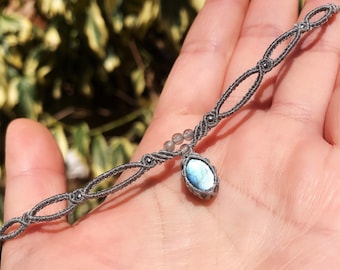 Collana minimalista regolabile in macramè con pendente in labradorite iridescente | motivi ad anello | perline in argento sterling e pietra di luna grigia