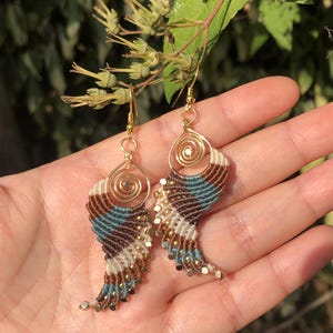 Brincos de asa de anjo em macramê trançado, estilo boho, hippie, étnico e chique para o dia a dia, com contas douradas. Presente para ela. Brun-Vert 2/7/18/20