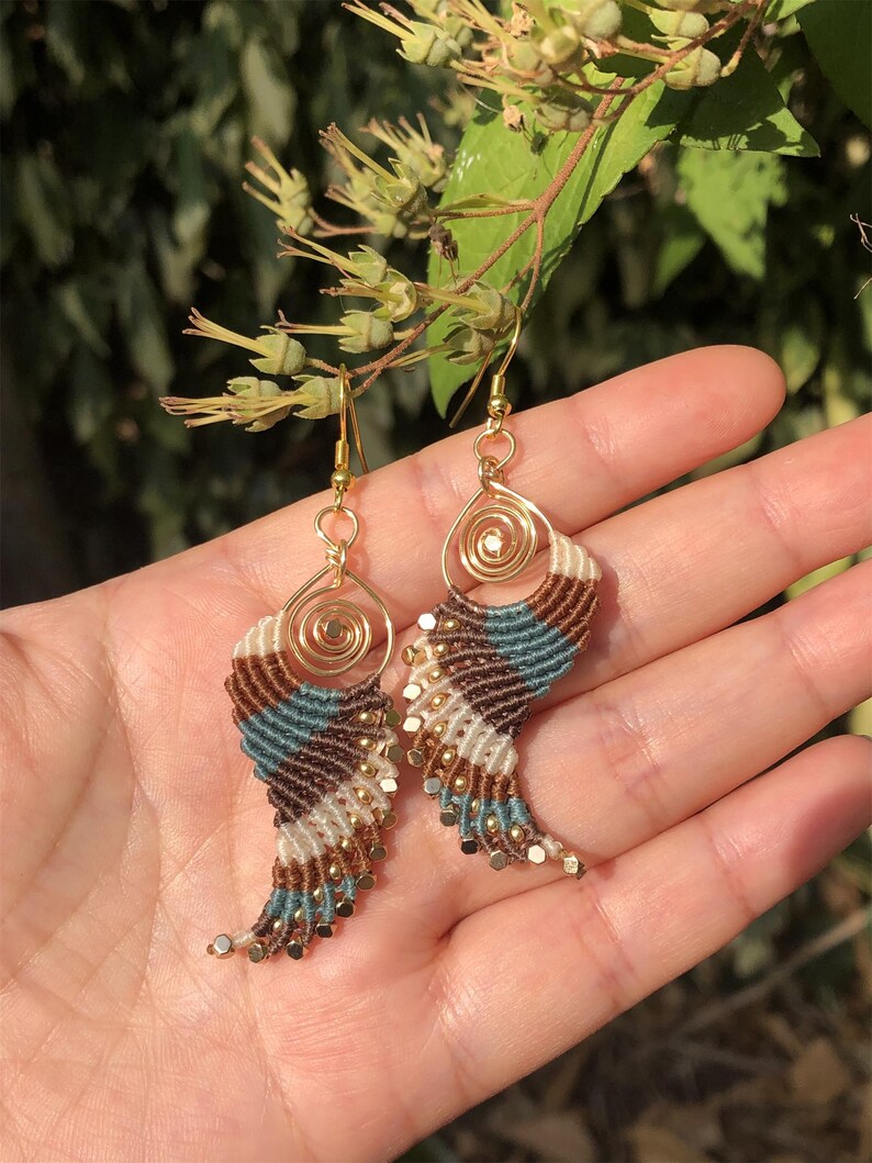 Brincos de asa de anjo em macramê trançado, estilo boho, hippie, étnico e chique para o dia a dia, com contas douradas. Presente para ela. Brun-Vert 2/7/18/20