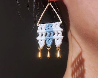 Orecchini triangolari in macramè leggero | design a onda o montagna blu e bianco | gancio in acciaio inossidabile | regalo personalizzabile