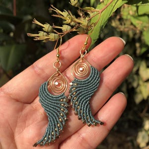 Brincos de asa de anjo em macramê trançado, estilo boho, hippie, étnico e chique para o dia a dia, com contas douradas. Presente para ela. imagem 4