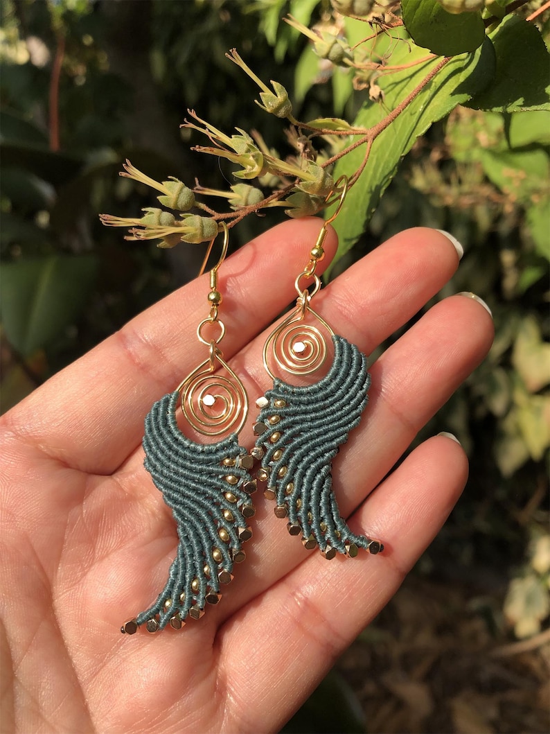 Brincos de asa de anjo em macramê trançado, estilo boho, hippie, étnico e chique para o dia a dia, com contas douradas. Presente para ela. imagem 4