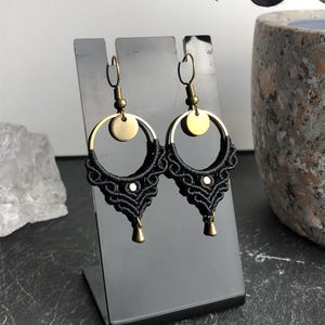 Orecchini a goccia in macramè | cerchio in acciaio e mobile color oro | pizzo elegante | originali fatti a mano, personalizzabili