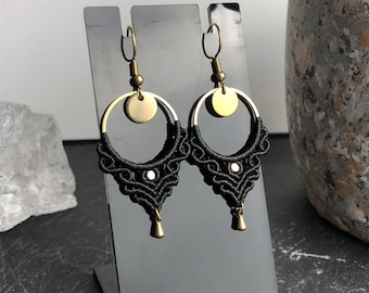 Brincos de macramê em formato de gota | argola de aço e pingente dourado | renda elegante | original, feito à mão e personalizável