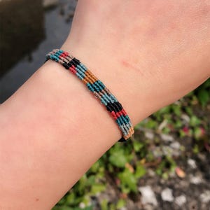 Matisse-Armband, zufällig gewebt, kontrastierende Graffiti-Tarnung. Verstellbares ethnisches Boho-Freundschaftsarmband, anpassbar, Unisex