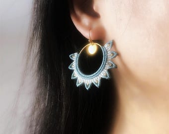 Orecchini micro-macramè con cerchi dorati e motivi a punta e perline MIYUKI dorate | colori personalizzabili | regali boho per lei