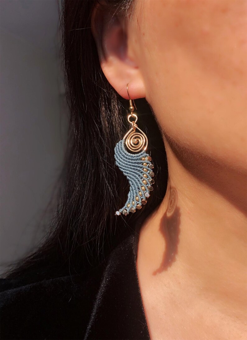 Brincos de asa de anjo em macramê trançado, estilo boho, hippie, étnico e chique para o dia a dia, com contas douradas. Presente para ela. Vert bleu No.7