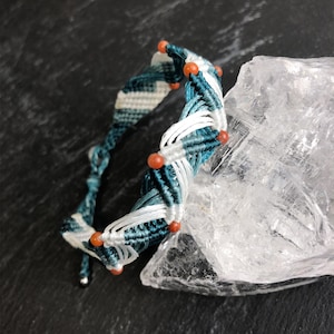 Dreifarbiges, gewelltes Mikro-Makramee-Armband | Natürliche rote Achatperlen | Verstellbares, feines Flechtmuster | Personalisierbar | Handgefertigtes Geschenk für Surfer