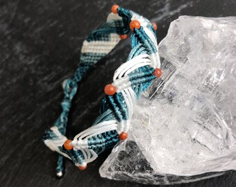 Dreifarbiges, gewelltes Mikro-Makramee-Armband | Natürliche rote Achatperlen | Verstellbares, feines Flechtmuster | Personalisierbar | Handgefertigtes Geschenk für Surfer