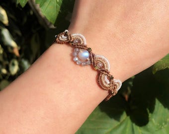 Bracciale micro-macramè ondulato sfumato con perline di labradorite ed ematite dorata, gioiello boho elegante e personalizzabile fatto a mano.