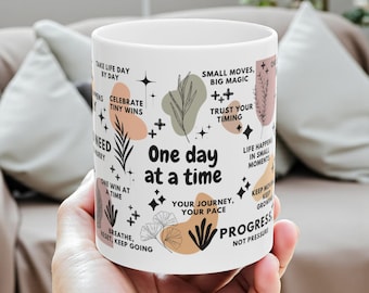 One Day at a Time mok inspirerend citaat koffieliefhebber positieve bevestiging aanmoediging cadeau voor vrouwen geestelijke gezondheid dagelijkse herinnering