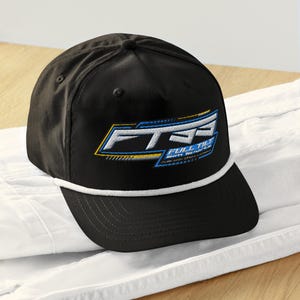 Könnte beinhalten: Schwarze Baseballkappe mit weißem Kordelrand und einem blauen, gelben und weißen gestickten Logo mit der Aufschrift "FTS" und "Full Tilt Sim Sports".