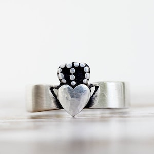 Men&#39;s All Silver Handcrafted Modern Claddagh Ring - Irish promise friendship ring Unique Claddagh Ring