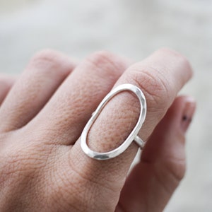 Anillo de círculo completo - Anillo de declaración ovalado martillado de plata de ley hecho a mano