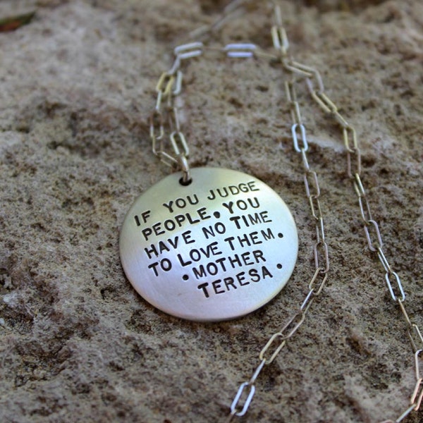 Collar con cita de la Madre Teresa (o tu cita personalizada)