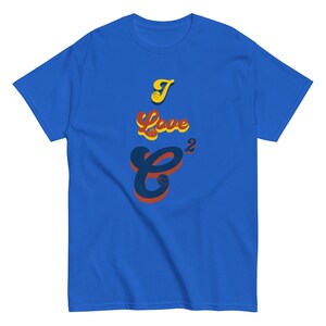 Puede incluir: Una camiseta azul real con el texto "I Love C²" en una fuente retro. La "C" está estilizada con un balón de baloncesto dentro.