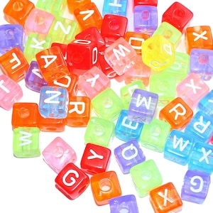 Könnte beinhalten: Eine Sammlung bunter Buchstabenperlen aus Kunststoff. Die Perlen sind durchscheinend und haben verschiedene Buchstaben darauf gedruckt. Die Perlen sind perfekt zum Basteln und für die Herstellung von Schmuck.