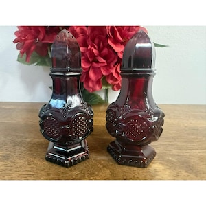 Juego de salero y pimentero de vidrio vintage Avon Cape Cod Ruby Red, vidrio prensado.