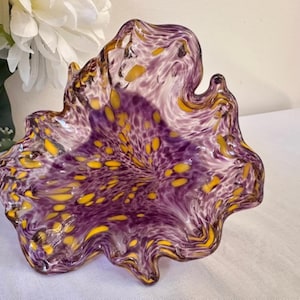 Mundgeblasen Murano-Stil Trompete Teller Lila Gelb Swirl Glaskunst Vintage italienisches Dekor