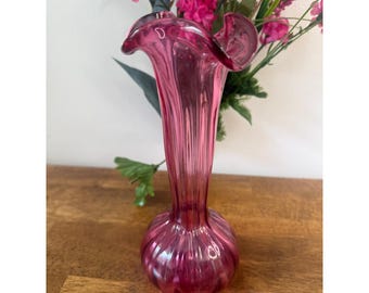 Vaso vintage de vidro cranberry com bordas onduladas e caneladas, vaso de vidro artístico rosa com nervuras.