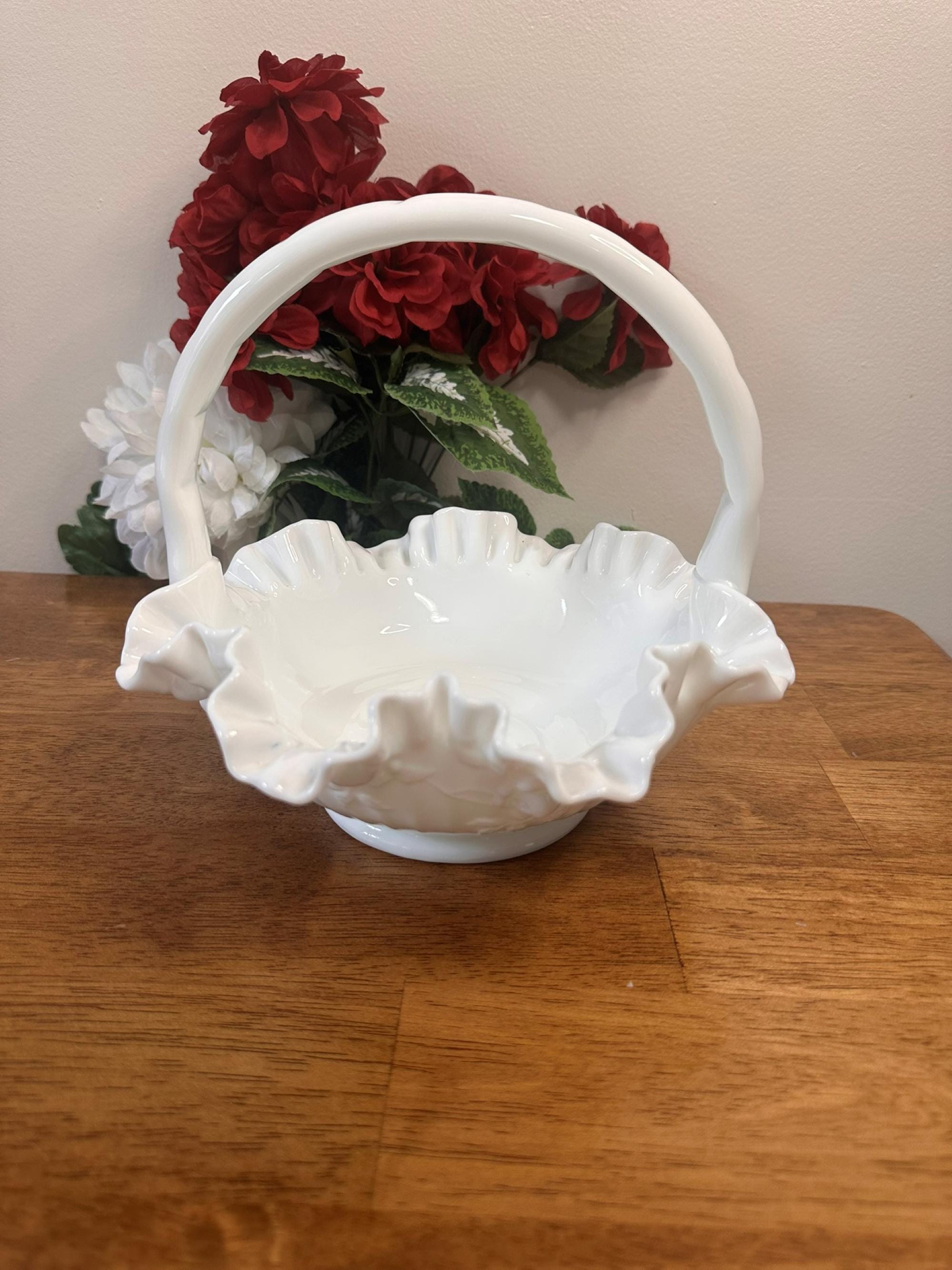 フェントン　バスケット　ローズガーデン Fenton Milk Glass Cabbage Rose Basket Vintage White Ruffled Edge