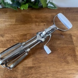 Vintage Chrome Hand Crank Egg Beater – White Handle Retro Kitchen Mixer Tool