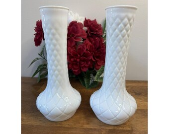 Par de jarrones vintage de vidrio opalino con patrón de rombos acolchados, decoración de boda de mediados de siglo.