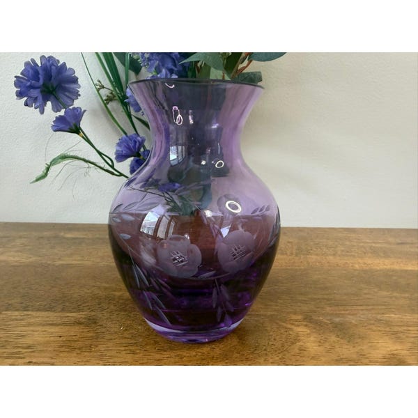Vase vintage en améthyste en cristal taillé lourd, motif floral gravé violet, verre d'art