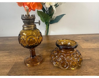 Luminária de fada vintage LE Smith com lua e estrelas, base de vidro âmbar e cúpula, estilo meados do século XX.