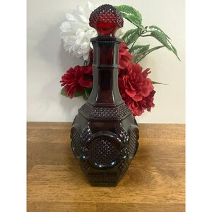 Decantador de vino de cristal rojo rubí Avon Cape Cod Vintage con diseño de puntos en relieve.