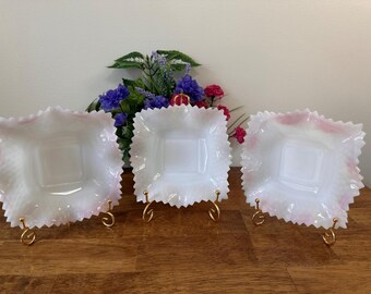 Vintage mjölkglasskålar set skimrande volangkant pastellblå rosa