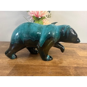 Cerámica vintage Blue Mountain con forma de oso caminando, cerámica artística canadiense en color verde icónico.