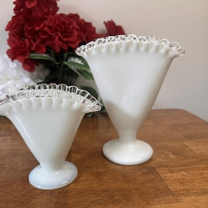 Fenton Silver Crest Fan Vasen Paar Milchglas Gerüschter Rand Groß und Klein Vintage Decor
