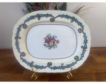 Bandeja de porcelana fina Aynsley England con centro floral azul y detalles dorados.