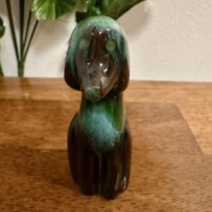 Figura de perro de cerámica Blue Mountain: cachorro esmaltado en verde de mediados de siglo