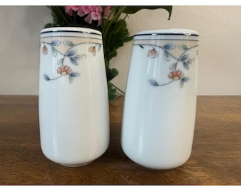 Salero y pimentero Princess House Heritage Blossom de vidrio opalino con diseño floral japonés