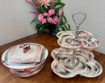 Soporte de dos niveles y plato para servir con tapa de cerámica californiana MCM vintage: encanto retro y funcionalidad