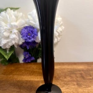 Jarrón de vidrio amatista negro de L.E. Smith con pedestal de trompeta, estilo vintage de mediados de siglo