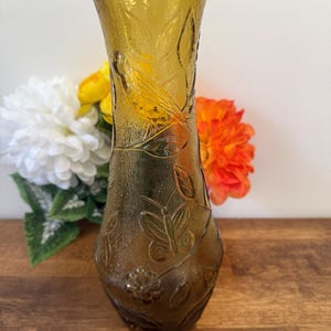 ヴィンテージ琥珀色のプレスガラス花瓶 - 鳥と蝶の花柄デザイン 1970年代 テクスチャガラス