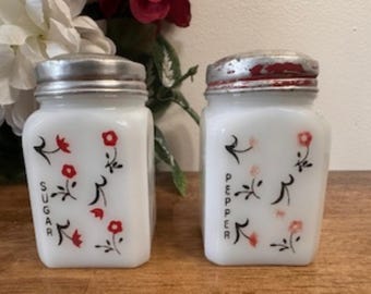 ヴィンテージ アンカーホッキング ミルクガラス シュガー＆ペッパーシェーカー – 赤い花柄