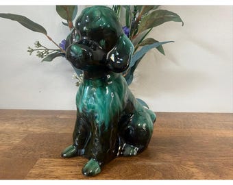 Figura de perro caniche vintage de cerámica Blue Mountain, arte canadiense, con esmalte verde goteante.