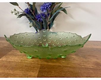 Bol de cristal verde vintage con relieve, plato con pie, centro de mesa de cristal artístico texturizado.