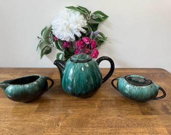 Juego de tetera, crema y azúcar de cerámica Blue Mountain, estilo vintage canadiense, color verde y negro.