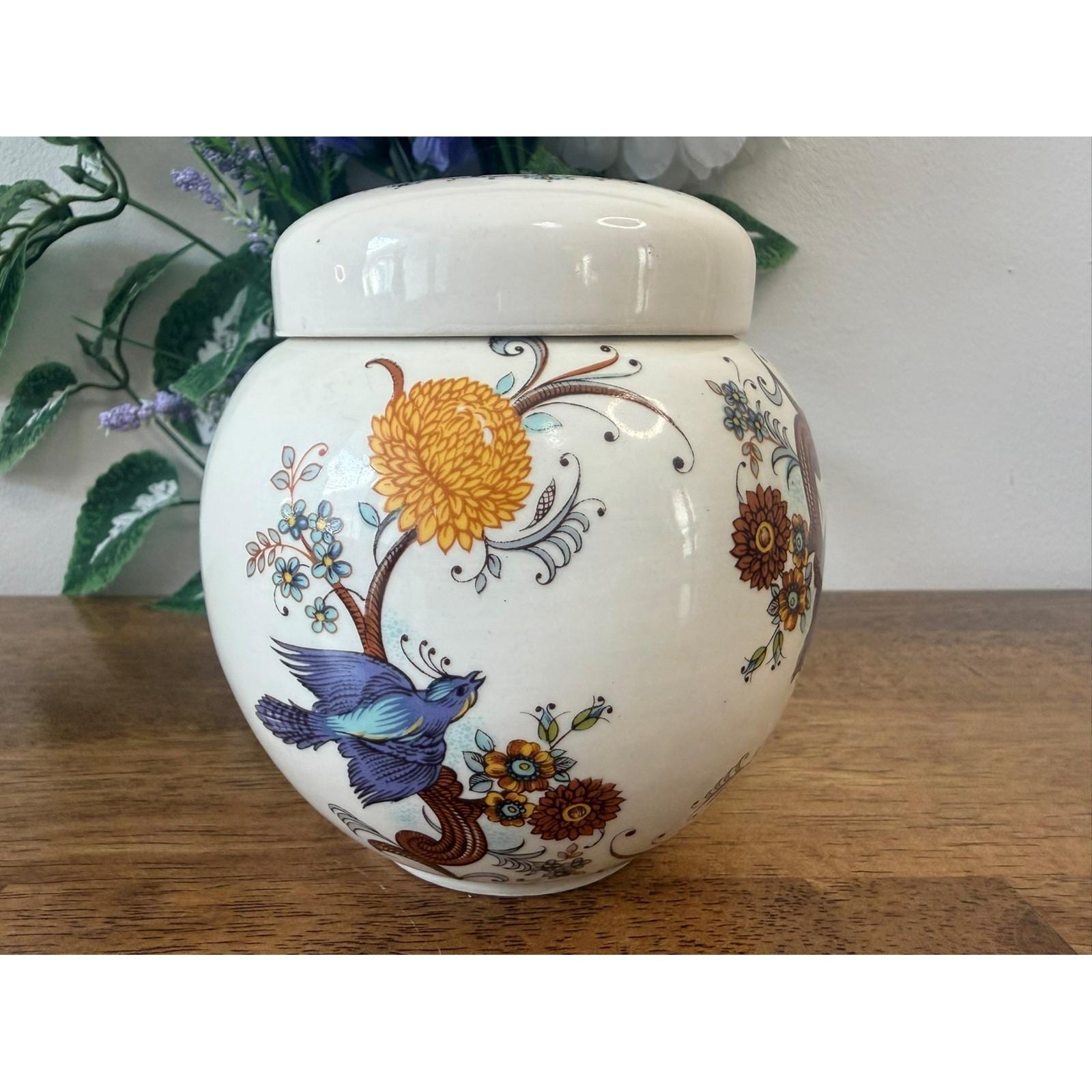 PETIT VASE BOULE en porcelaine de Limoges à décor de fleurs style art PETIT VASE BOULE en porcelaine de Limoges à décor de fleurs style art
