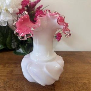 Fenton Silver Crest Pink Gekräuselte Vase Vintage Kunst Glas Weißes Milchglas Gekrimpte Kante Swirl Base