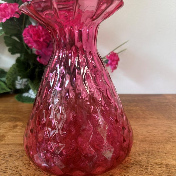 Vase vintage en verre canneberge, bord volanté, losanges, décoration artistique du milieu du siècle en verre